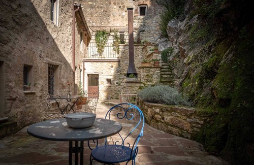 Campiglia d'Orcia Apartment | Room 'L'imbrunire - Il Lampadone' with Shared Garden, Wi-Fi and Air Conditioning