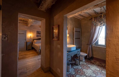 Campiglia d'Orcia Apartment | Room 'L'imbrunire - Il Lampadone' with Shared Garden, Wi-Fi and Air Conditioning