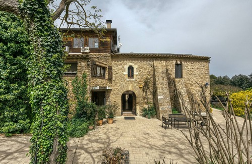 Pujals dels Pagesos Apartment | Room 'Llevant' with Shared Pool, Wi-Fi and Air Conditioning