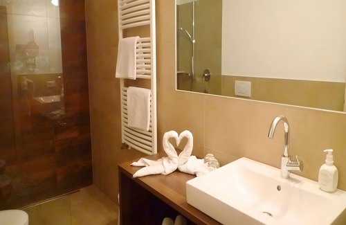 Burgusio Apartment | Room 'Moriggl Zimmer Seilschaft' with Mountain View, Shared Terrace and Wi-Fi