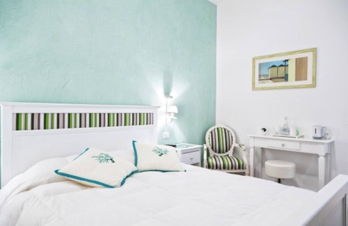 Marina di Carrara Bed & Breakfast | Room 'Murano' with Shared Garden, Wi-Fi and Air Conditioning