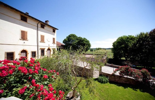 Monzambano Apartment | Room 'Non Ti Scordar Di Me' with Shared Garden, Wi-Fi and Air Conditioning