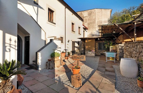 Gragnano Apartment | Room 'Pompei Con Vista Montagna' with Shared Terrace, Shared Garden and Wi-Fi
