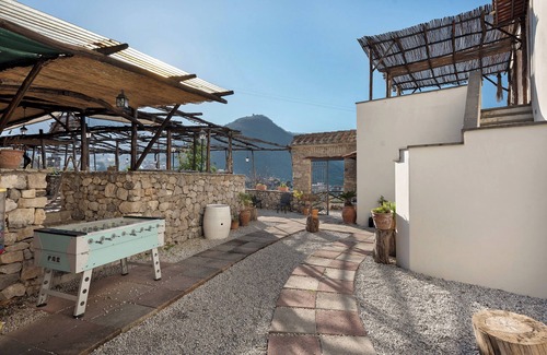 Gragnano Apartment | Room 'Pompei Con Vista Montagna' with Shared Terrace, Shared Garden and Wi-Fi