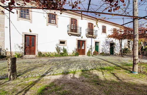 Soajo Apartment | Room 'Quarto 1 - Casa Do Adro' with Mountain View, Wi-Fi and Air Conditioning