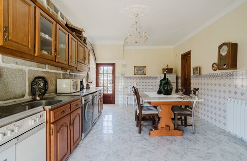 Arcos de Valdevez Apartment | Room 'Quinta Do Passal - Quarto 2' with Mountain View, Wi-Fi and Air Conditioning