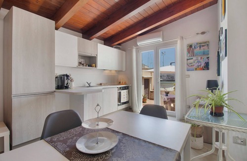 Terlizzi Apartment | Room 'Red' with Shared Terrace, Wi-Fi and Air Conditioning