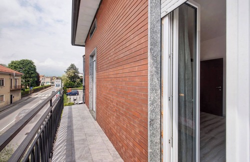 Alzate Brianza Apartment | Room 'Rosa' with Shared Terrace, Balcony and Wi-Fi