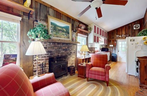 Horse Shoe House | Room to Roam | Delightful Country Farmhouse |Fireplace, Firepit & Fishing Pond