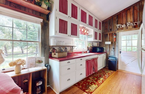 Horse Shoe House | Room to Roam | Delightful Country Farmhouse |Fireplace, Firepit & Fishing Pond