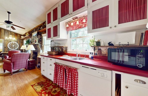 Horse Shoe House | Room to Roam | Delightful Country Farmhouse |Fireplace, Firepit & Fishing Pond