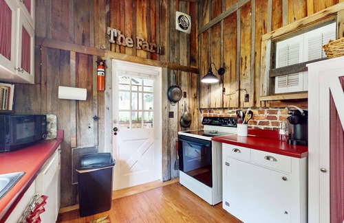 Horse Shoe House | Room to Roam | Delightful Country Farmhouse |Fireplace, Firepit & Fishing Pond