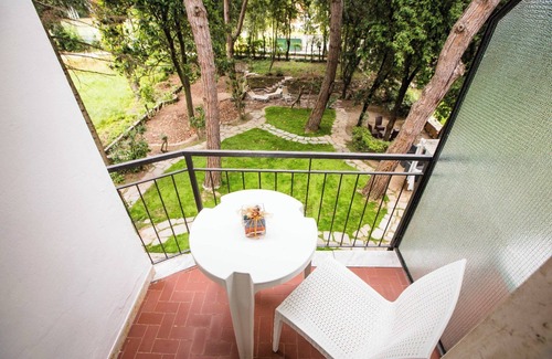 Ronchi Apartment | Room 'Tripla' with Shared Garden, Wi-Fi and Air Conditioning