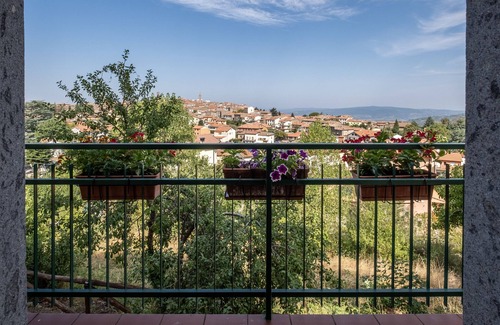 Castel del Piano Apartment | Room 'Ulivo' with Shared Terrace, Shared Garden and Wi-Fi