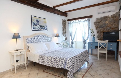 Old Town House | Room with balcony and beautiful sea view in the old town