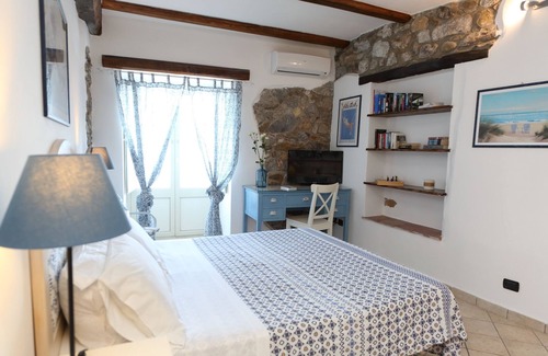 Old Town House | Room with balcony and beautiful sea view in the old town