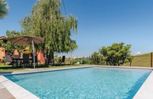 Neive House | Room with private bathroom