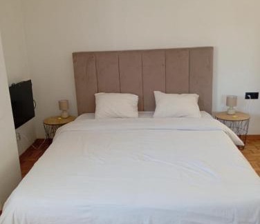 Carvoeira House | Rooms 10 mins walk from train station!