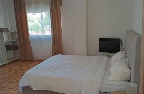 Carvoeira House | Rooms 10 mins walk from train station!