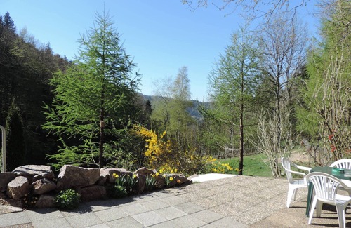 Goldbach-Altenbach Bed & Breakfast | Rooms and guest table mountain