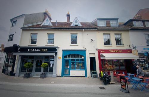 Poole Hotel | ROOMS AT THE QUAYSIDE - stylish en-suite rooms on Poole Quay all fully refurbed