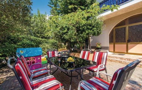 Sarsoni House | Rooms Croatia with parking, kitchen and dining area for guests