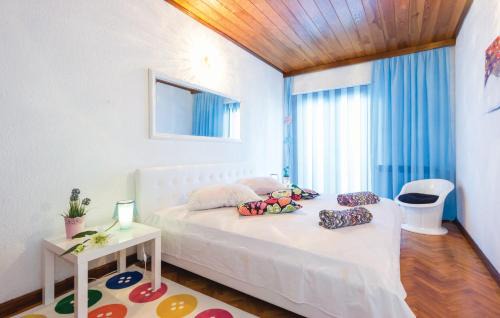 Sarsoni House | Rooms Croatia with parking, kitchen and dining area for guests