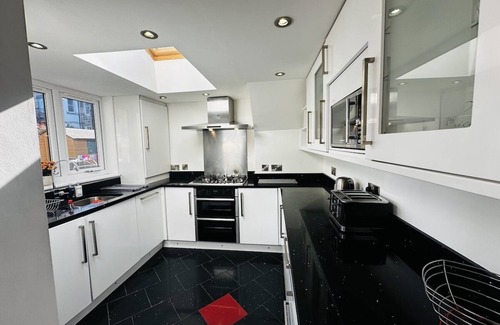 Newhaven House | Roomy home 1 level Free Parking