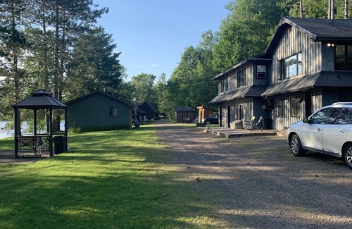 Mercer Cabin | Roomy lakefront cabin near the trails