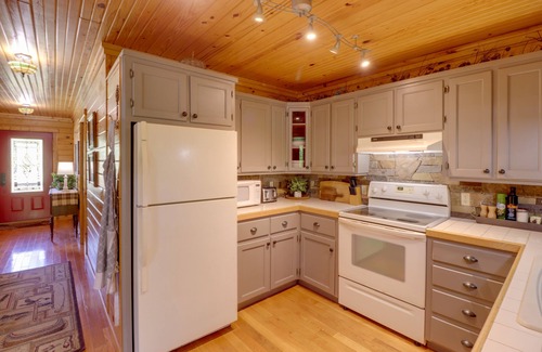 Mountain View Cabin | Roomy Riverfront 'Trout Valley Cabin' w/Porch!