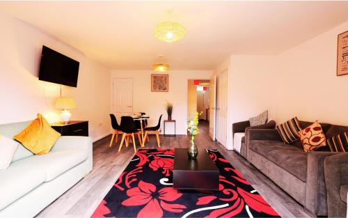 Telford House | Roomy Spark Home with Parking, Garden, Wi-Fi