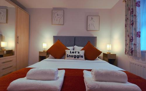 Telford House | Roomy Spark Home with Parking, Garden, Wi-Fi