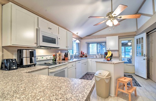 Higgins Lake Cabin | Roscommon Cabin w/Fire Pit: Walk to Higgins Lake!
