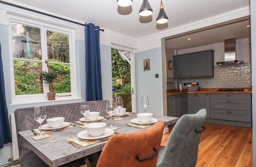 Bishopsteignton Cottage | ROSE COTTAGE, pet friendly, with a garden in Bishopsteignton
