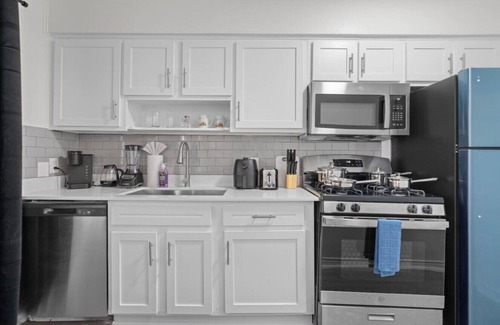 West Campus Apartment | Rose Game Suite | Walk to UT | Near DT| Sleeps 6!