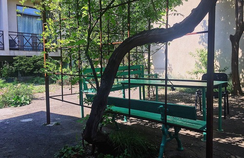 Avlabari House | Rose garden house in Tbilisi