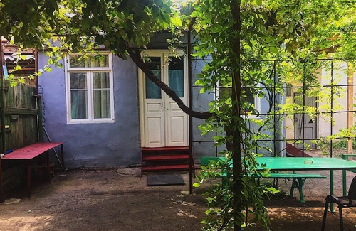 Avlabari House | Rose garden house in Tbilisi