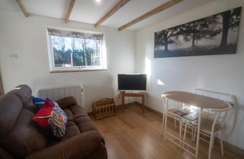 Lydney Ski Chalet | Rose Hideaway - Forest of Dean Cosy Cabin Retreat