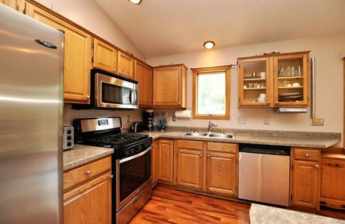 Glendale House | Rose House-Spacious 4 Bdrm- 2 bath house -4 Miles from Mayo Clinic-St.Mary's