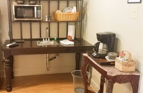 Gardner Cottage | Rose Tranquility Cottage -Jetted Tub-Balcony