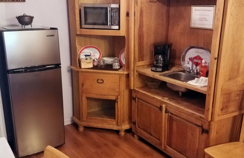 Gardner Cottage | Rose Tranquility Cottage -Jetted Tub-Balcony