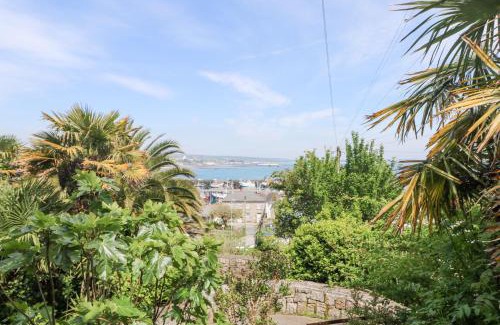 Newlyn House | Rose Villa
