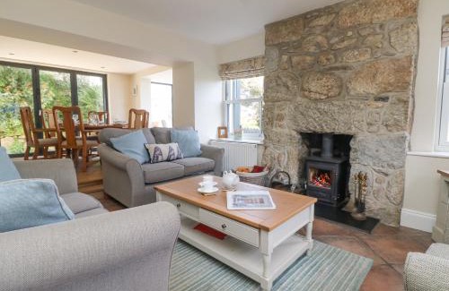 Newlyn House | Rose Villa