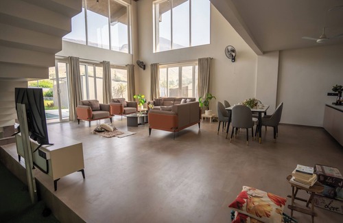 Igatpuri Villa | Rosemary Villa, Igatpuri by Ebony Stays: Luxurious 5 BHK Villa with Pool & Views