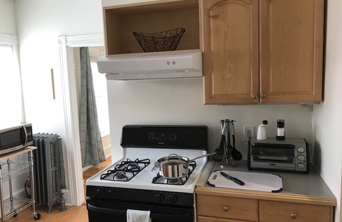 Rosemont Apartment | Rosemont 1st Fl: 2BR: Sunny Spacious Convenient