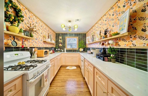 Broken Arrow House | Rosy Rendezvous in the heart of the Rose District - Retro & Modern w/Speak Easy