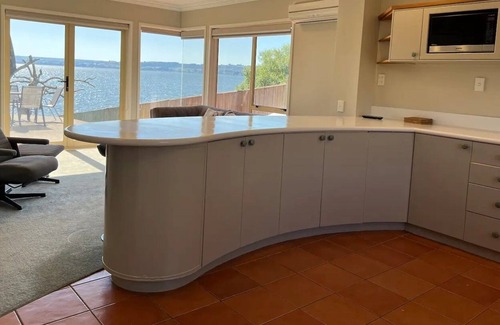 Tikitere House | Rotorua Lake Edge