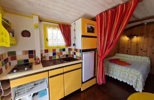 Bonnee Bed & Breakfast | Roulotte Esméralda: Séjour insolite au cœur de la nature, climatisée, parking privé, prêt de vélos - FR-1-590-502