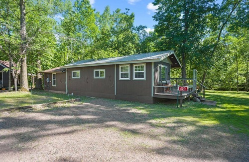 Luck Cabin | Round Lake Hideaway