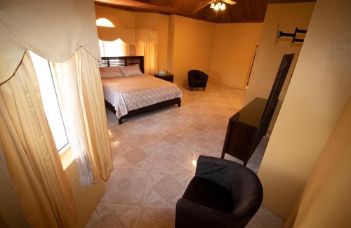 Saint Margarets Bay House | Round View Guest House